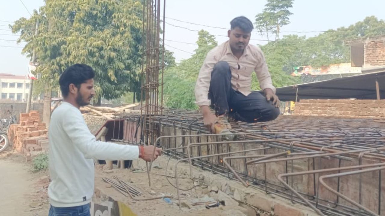 डाइनामाइट न्यूज़ की खबर का बड़ा असर: फरेंदा में सरकारी सड़क से अतिक्रमण हटाया गया, ग्रामीणों ने ली राहत की सांस