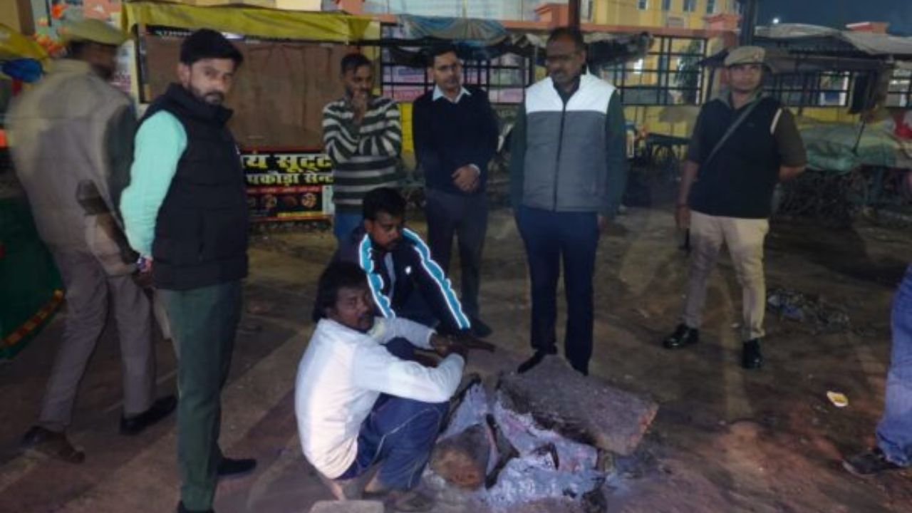 कड़ाके की ठंड में प्रशासन चौकन्ना: आधी रात DM उतरे सड़कों पर, अलाव-रैन बसेरे और अस्पतालों औचक का किया निरीक्षण