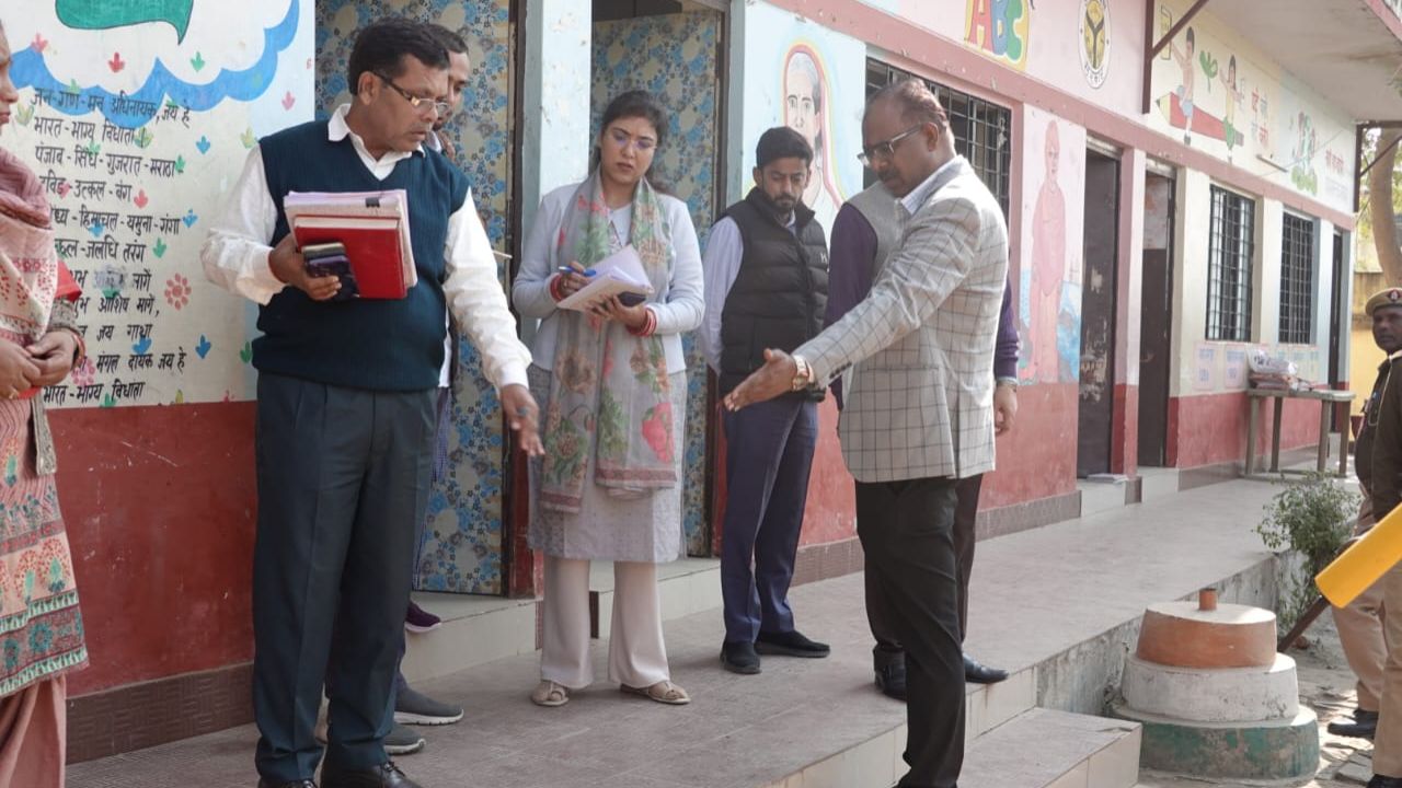 महराजगंज में DM का औचक निरीक्षण: कस्तूरबा विद्यालय और CHC की खुली पोल, अधीक्षक से स्पष्टीकरण तलब