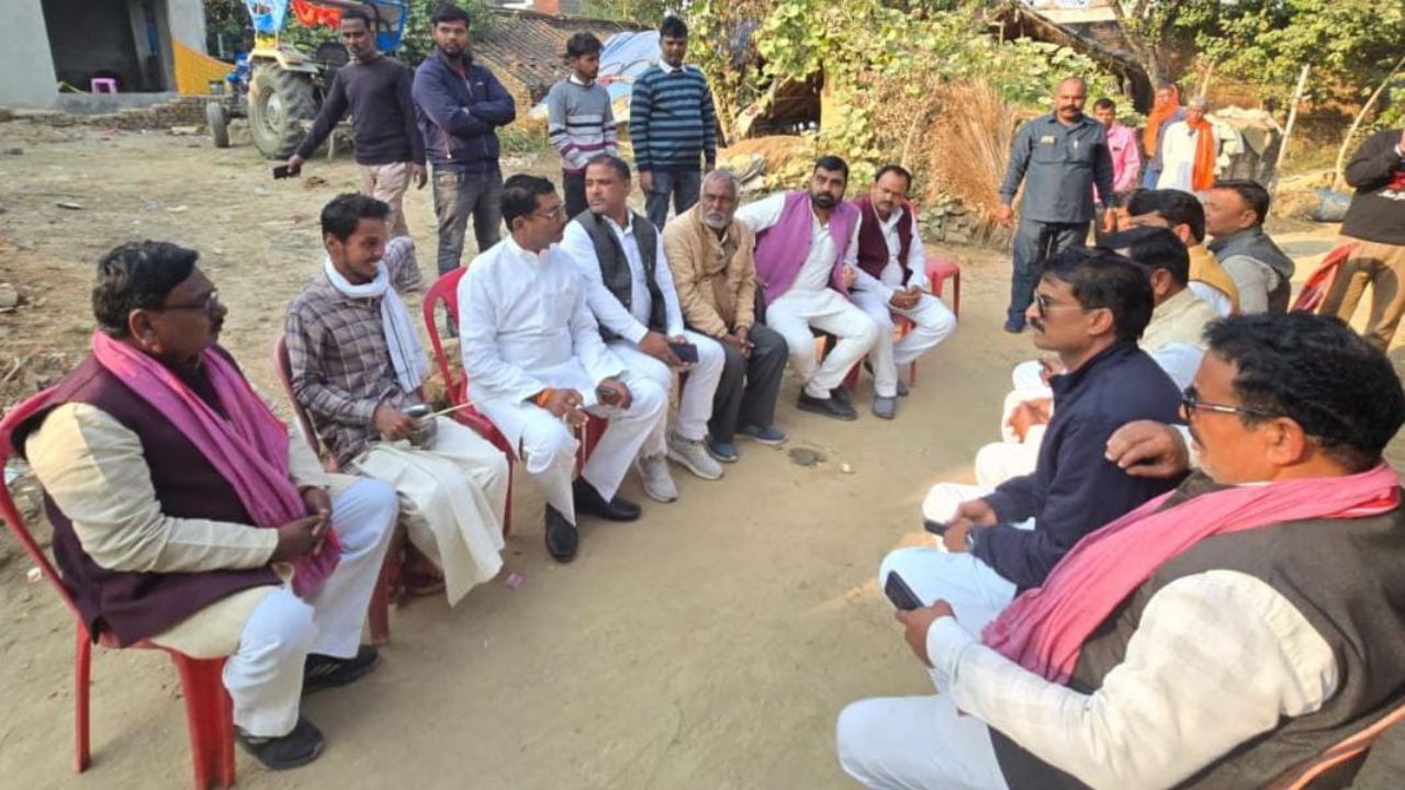 सपा कार्यकर्ता की निर्मम हत्या से उबाल: आरोपियों की गिरफ्तारी और मुआवजे की मांग तेज, पढ़ें पूरी खबर