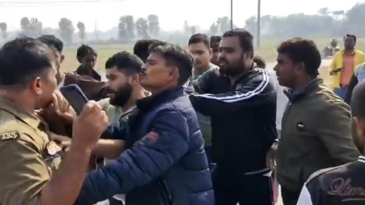 UP-Nepal सीमा पर बवाल! नेपाली युवकों ने पुलिस अफसर का कॉलर खींचा, वाहन जलाने की कोशिश, वीडियो वायरल