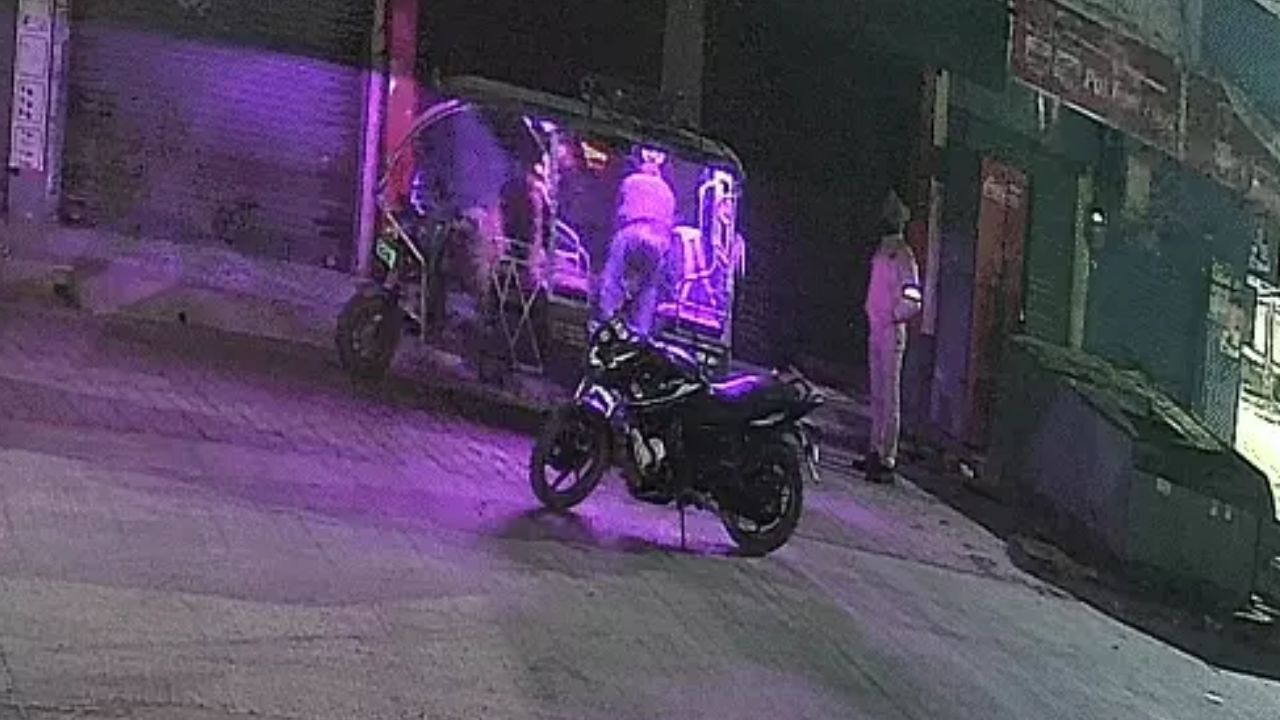 जिम्मेदारी से बचने का खेल: शव फेंकते पकड़े गए दरोगा और कॉन्स्टेबल, मेरठ एसएसपी ने किया सस्पेंड