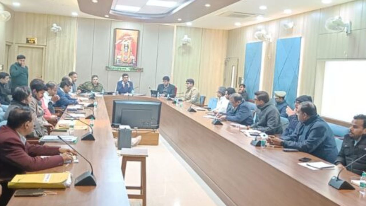 गोरखपुर महोत्सव 2026 की तैयारियों ने पकड़ी रफ्तार, मंडलायुक्त बोले- लापरवाही नहीं होगी बर्दाश्त