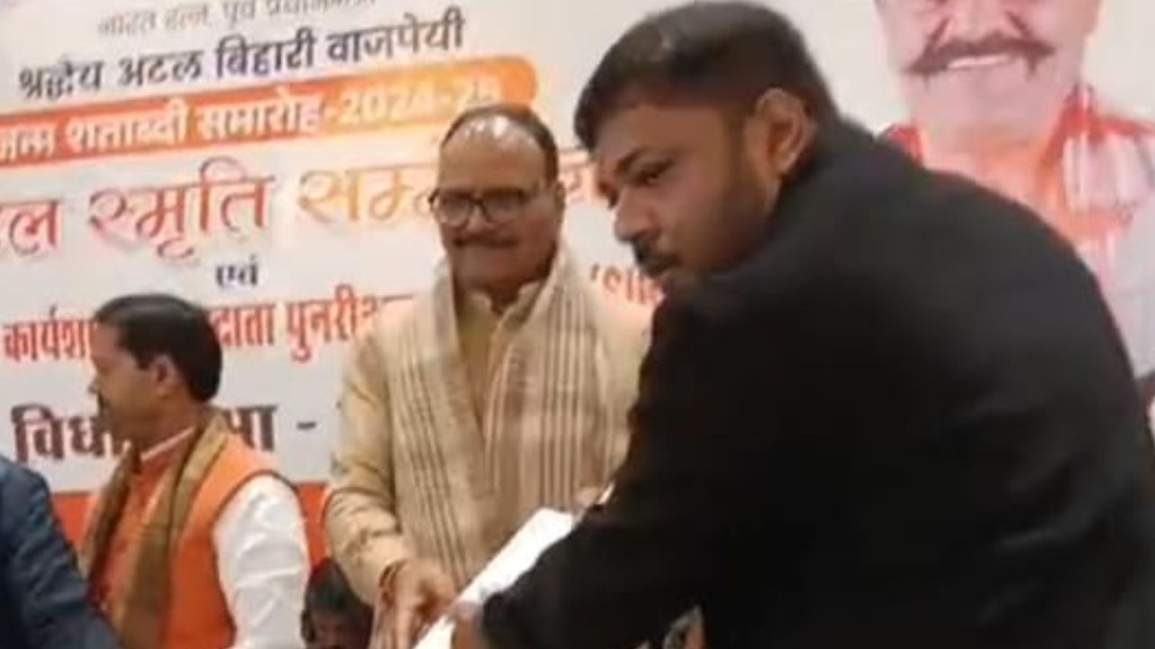 बदायूं में अस्पताल बना उगाही का अड्डा! डिप्टी सीएम को सौंपा गया ज्ञापन, जानिए पूरा मामला