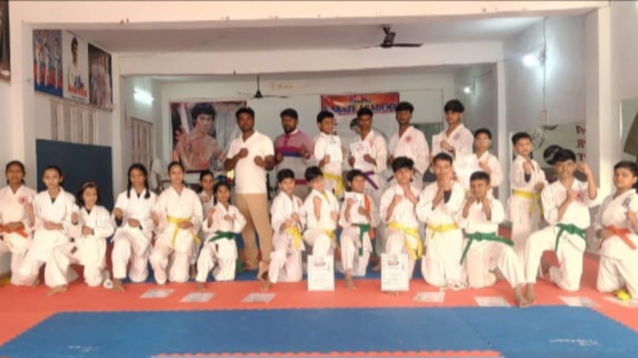 Gorakhpur: कराटे कलर बेल्ट ग्रेडिंग परीक्षा में प्रतिभागियों ने दिखाई अपनी प्रतिभा