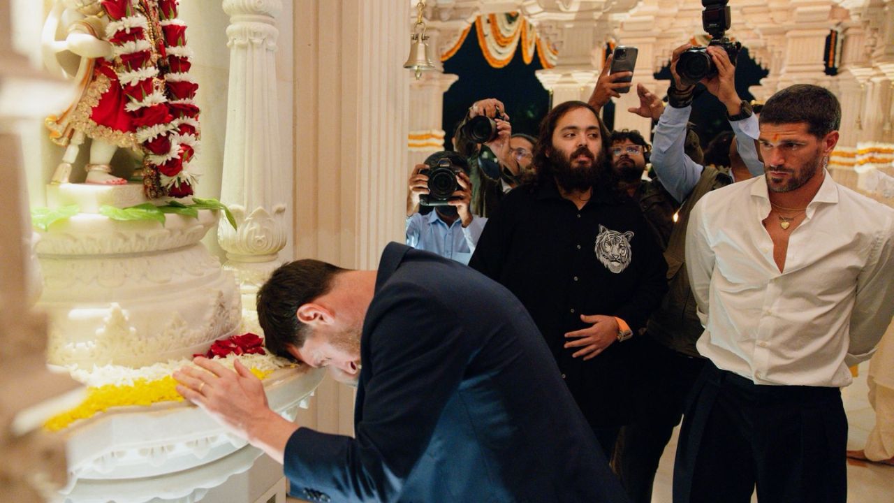 इसके बाद उन्होंने पूजा भी की और फिर ग्रुप ने वंतारा की नाइट सफारी का आनंद लिया और सेंटर में किए जा रहे रिहैबिलिटेशन कार्य को देखा। सफारी के दौरान मेहमान खुली गाड़ी में घूमे और अनंत अंबानी ने उन्हें सेंटर के कामकाज और विभिन्न प्रजातियों के बारे में जानकारी दी। (Img: X)