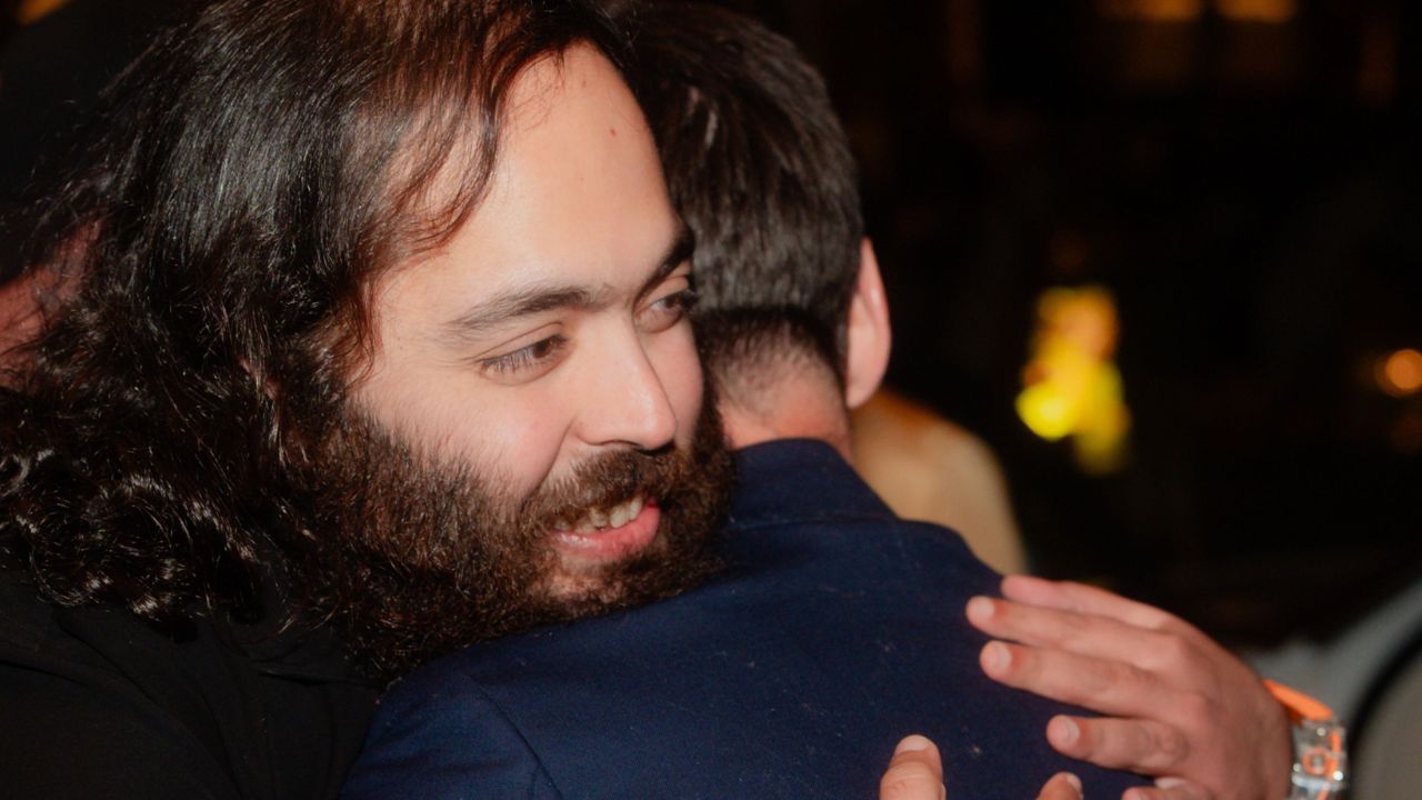 वंतारा पहुंचते ही मेसी, सुआरेज़ और डी पॉल का शानदार स्वागत किया गया। जैसे ही वे अनंत अंबानी के साथ एंट्रेंस की ओर बढ़े, उनके ऊपर गुलाब की पंखुड़ियों की बारिश की गई। यह नज़ारा खूबसूरत और उत्सव भरा था, जिसमें खिलाड़ियों के चेहरे पर मुस्कान देखने को मिली। (Img: X)