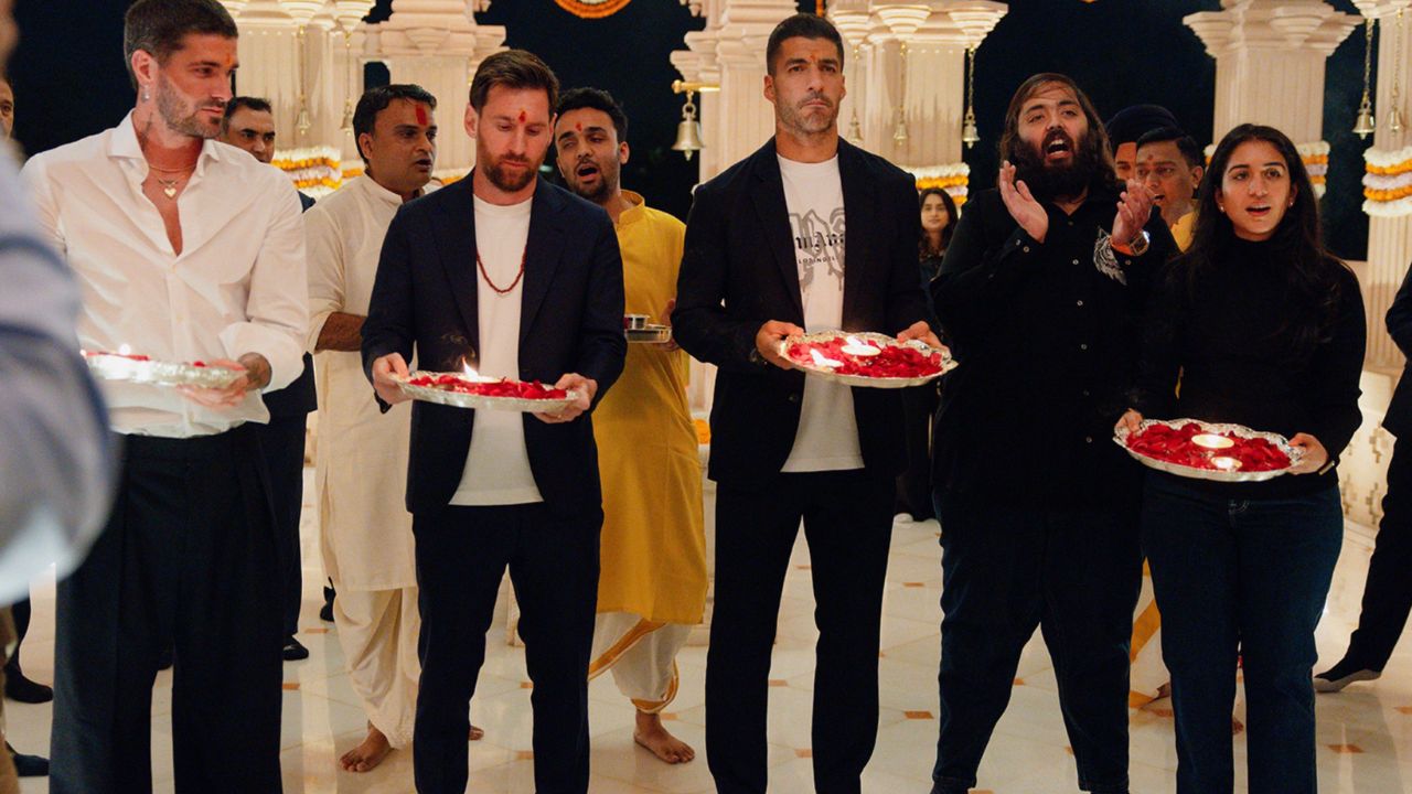 स्वागत समारोह के दौरान राधिका अंबानी भी मौजूद रहीं। मेसी को मोतियों की माला पहनाई गई और अनंत अंबानी ने उन्हें कश्मीरी शॉल ओढ़ाया। इसके बाद ग्रुप ने उद्घाटन पट्टिका के सामने तस्वीरें खिंचवाई। मेसी के माथे पर लाल तिलक स्थानीय परंपराओं में उनकी भागीदारी का प्रतीक बना। (Img: X)