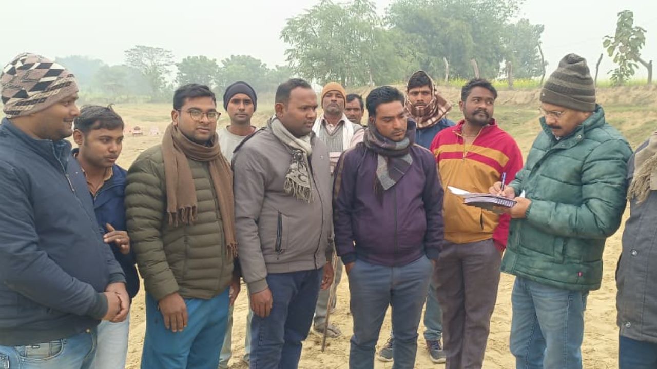 Maharajganj: धरने के बाद जागा सिंचाई विभाग, बाढ़ प्रभावित गांवों में पहुंचे अफसर