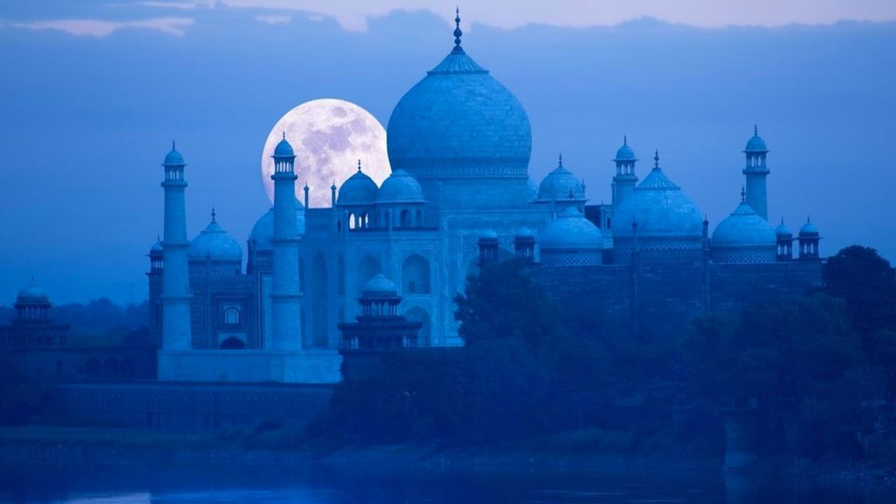 आज के सुपरमून का आसमान में बेहद शानदार नजारा दिखने वाला है। सुपरमून तब होता है, जब चंद्रमा अपनी कक्षा में पृथ्वी के सबसे करीब आता है और सामान्य की तुलना में अधिक बड़ा और चमकीला दिखाई देता है। यह दुर्लभ खगोलीय घटना हमेशा लोगों का ध्यान खींचती है। (Img: Google) आज के सुपरमून का आसमान में बेहद शानदार नजारा दिखने वाला है। सुपरमून तब होता है, जब चंद्रमा अपनी कक्षा में पृथ्वी के सबसे करीब आता है और सामान्य की तुलना में अधिक बड़ा और चमकीला दिखाई देता है। यह दुर्लभ खगोलीय घटना हमेशा लोगों का ध्यान खींचती है। (Img: Google)