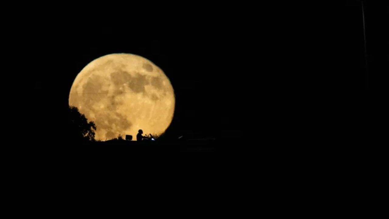 खगोल विज्ञान के शौकीनों के लिए यह सुपरमून खास महत्व रखता है। कई लोग इसे कैमरे में कैद करने की तैयारी कर चुके हैं। बड़े और बेहद चमकीले चांद की तस्वीरें अक्सर सोशल मीडिया पर खूब वायरल होती हैं। (Img: Google) खगोल विज्ञान के शौकीनों के लिए यह सुपरमून खास महत्व रखता है। कई लोग इसे कैमरे में कैद करने की तैयारी कर चुके हैं। बड़े और बेहद चमकीले चांद की तस्वीरें अक्सर सोशल मीडिया पर खूब वायरल होती हैं। (Img: Google)