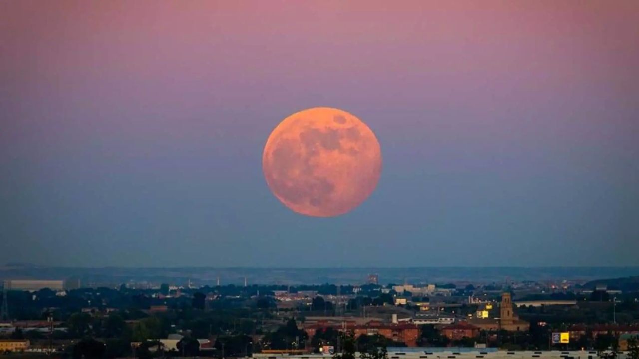 आज, यानी 4 दिसंबर को, शाम होते ही चाँद का आकार और चमक- बाकी दिनों की तुलना में अधिक महसूस होगी। आसमान साफ रहा तो इसका नज़ारा और भी आकर्षक बनेगा। शहरों और गांवों- दोनों जगह लोग इस अनोखी घटना को देखने के लिए उत्साहित हैं। (Img: Google) आज, यानी 4 दिसंबर को, शाम होते ही चाँद का आकार और चमक- बाकी दिनों की तुलना में अधिक महसूस होगी। आसमान साफ रहा तो इसका नज़ारा और भी आकर्षक बनेगा। शहरों और गांवों- दोनों जगह लोग इस अनोखी घटना को देखने के लिए उत्साहित हैं। (Img: Google)