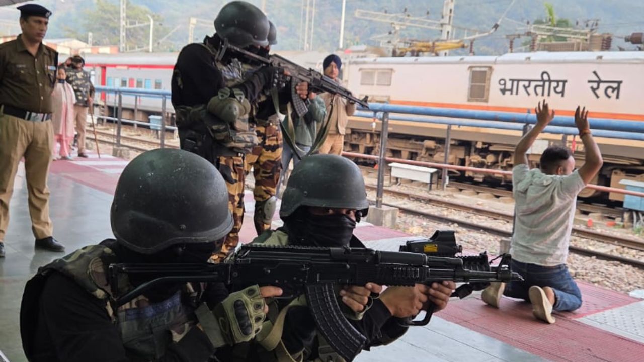 काठगोदाम स्टेशन पर अचानक मचा आतंक का सन्नाटा, गोलियों की तड़तड़ाहट के बीच बंधक बने यात्री!