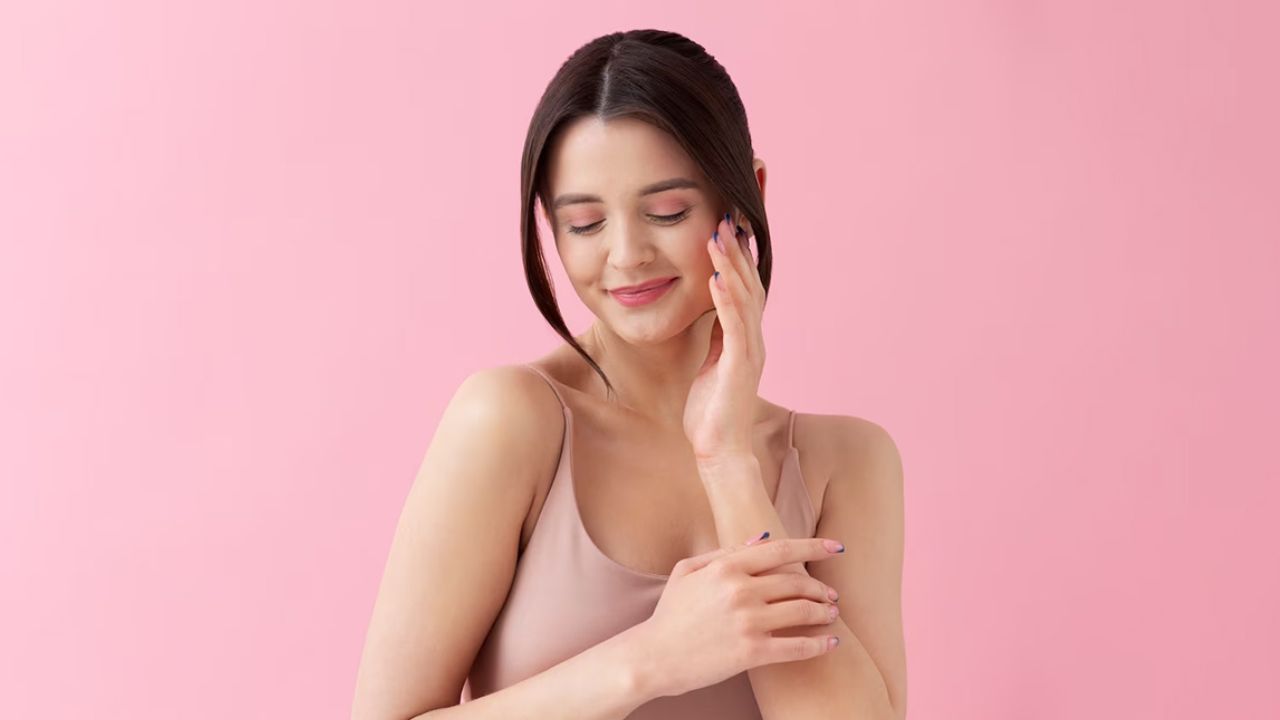 Lifestyle News: सर्दियों में स्किन को दें नेचुरल निखार, घर के नुस्खों से पाएं गुलाबी चमक