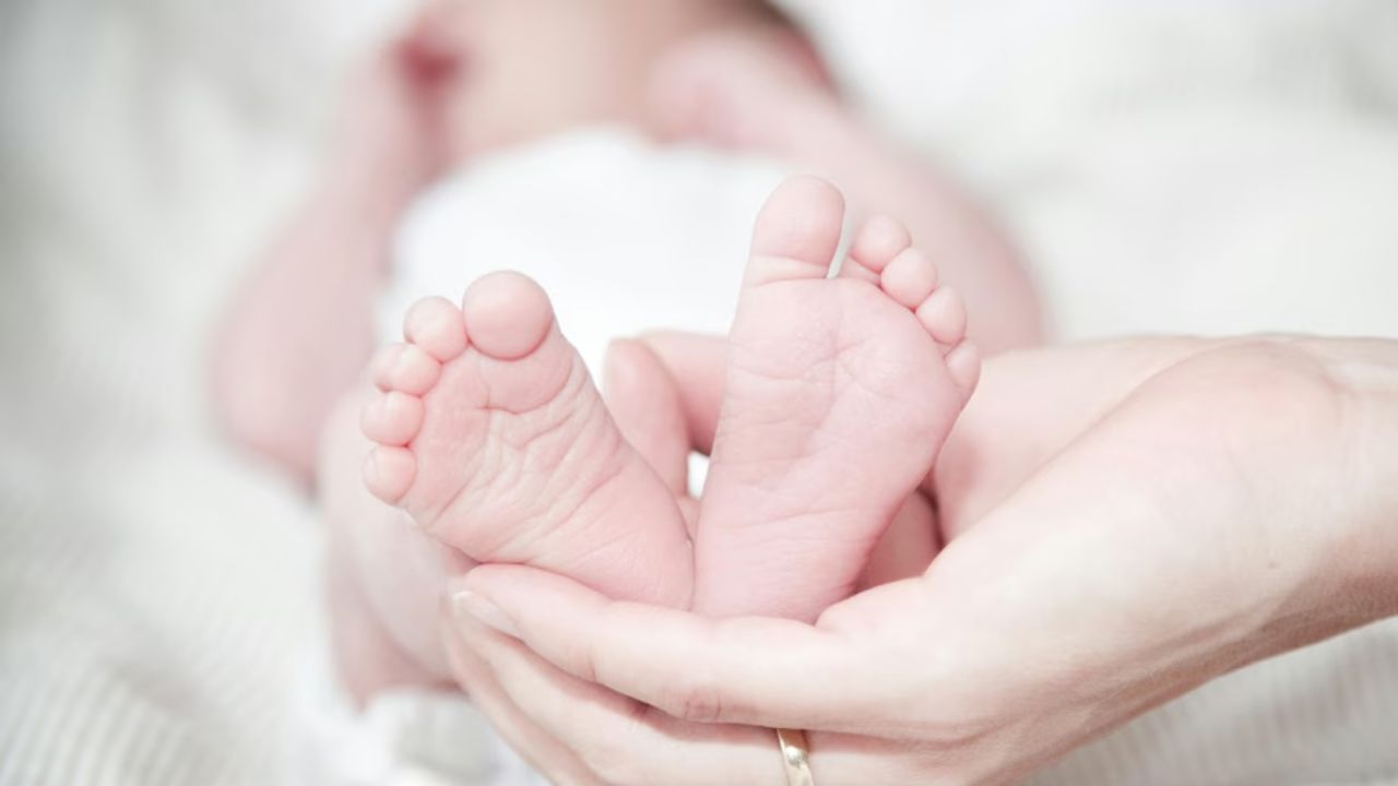 इटली के गांव में चमत्कार: 30 साल बाद गूंजी किलकारी, पूरे गांव ने मनाया जश्न