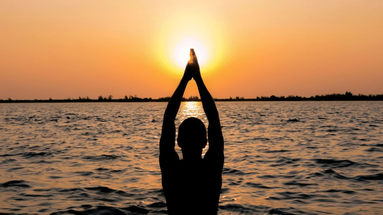 नए साल के पहले दिन सुबह उठकर हाथ जोड़कर भगवान से प्रार्थना करें। ब्रह्म मुहूर्त में स्नान करें, सूर्य देव को अर्घ्य दें और पूजाघर में दीप जलाएं। प्रतिदिन ध्यान, पूजा और स्नान करने का संकल्प लें। इससे नकारात्मक ऊर्जा दूर होती है और पूरे वर्ष के लिए सकारात्मक परिणाम मिलते हैं। (फोटो सोर्स- इंटरनेट) नए साल के पहले दिन सुबह उठकर हाथ जोड़कर भगवान से प्रार्थना करें। ब्रह्म मुहूर्त में स्नान करें, सूर्य देव को अर्घ्य दें और पूजाघर में दीप जलाएं। प्रतिदिन ध्यान, पूजा और स्नान करने का संकल्प लें। इससे नकारात्मक ऊर्जा दूर होती है और पूरे वर्ष के लिए सकारात्मक परिणाम मिलते हैं। (फोटो सोर्स- इंटरनेट)