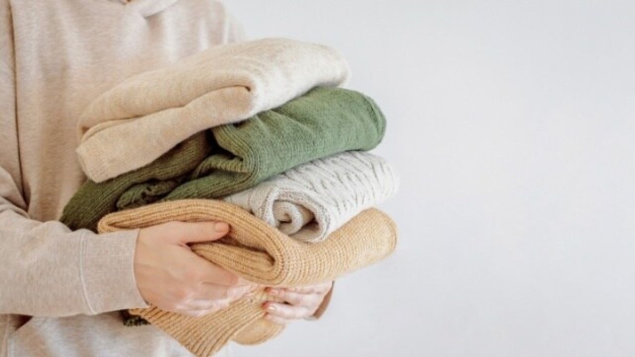 नए साल के पहले दिन गरीबों और जरूरतमंदों में भोजन, कंबल या गर्म कपड़े दान करना शुभ माना जाता है। ऐसा करने से पितृ और देव कृपा बनी रहती है। दान करने से न केवल दूसरों की मदद होती है, बल्कि आपके घर में सुख-समृद्धि और सकारात्मक ऊर्जा भी बढ़ती है। इसे साल की पहली अच्छी शुरुआत माना जाता है। (फोटो सोर्स- इंटरनेट) नए साल के पहले दिन गरीबों और जरूरतमंदों में भोजन, कंबल या गर्म कपड़े दान करना शुभ माना जाता है। ऐसा करने से पितृ और देव कृपा बनी रहती है। दान करने से न केवल दूसरों की मदद होती है, बल्कि आपके घर में सुख-समृद्धि और सकारात्मक ऊर्जा भी बढ़ती है। इसे साल की पहली अच्छी शुरुआत माना जाता है। (फोटो सोर्स- इंटरनेट)