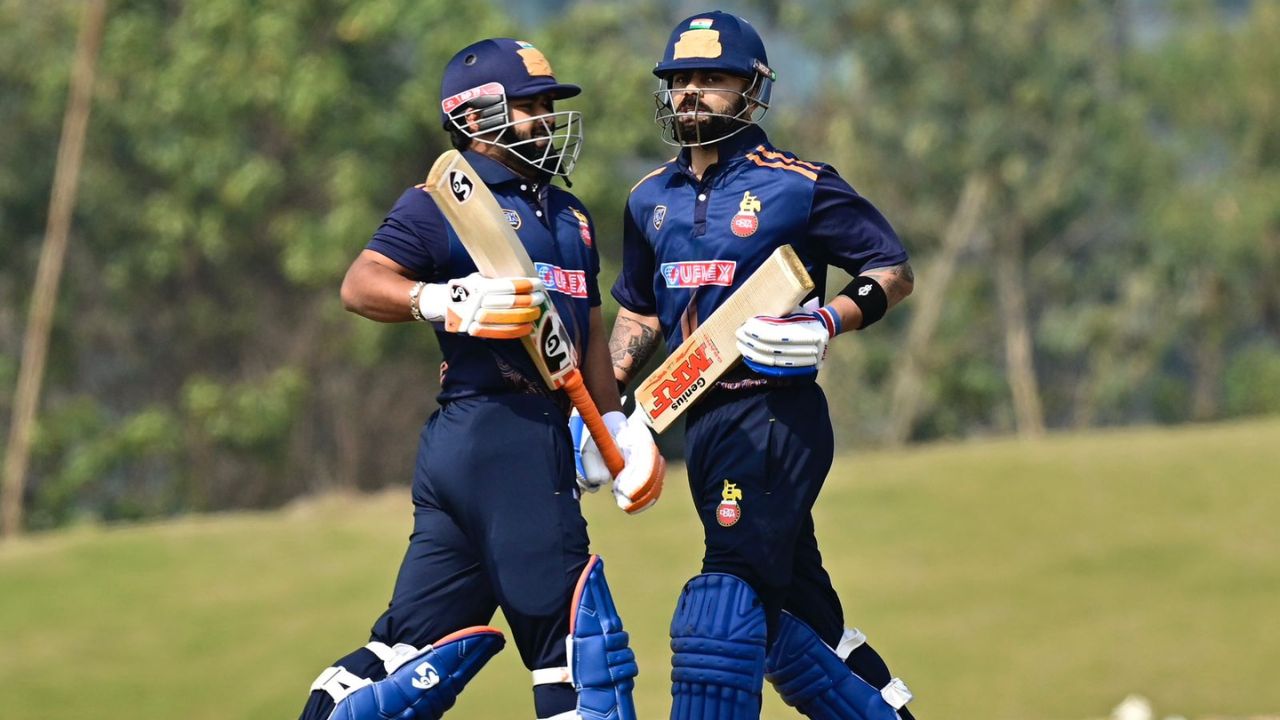 विराट कोहली (61 गेंदों पर 77 रन) और पंत दोनों का खेल उनके स्वाभाविक अंदाज़ से अलग दिखा। कोहली ने आक्रामक बल्लेबाज़ी की, जबकि पंत ने बड़े शॉट की बजाय सिंगल और डबल लेना पसंद किया। (Img-X)