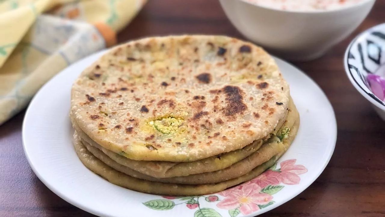 तवे पर पराठा डालते समय आंच मध्यम रखें। बहुत तेज आंच पर सेंकने से पराठा ऊपर से जल जाता है और अंदर से कच्चा रह जाता है। (Img Source: Google) तवे पर पराठा डालते समय आंच मध्यम रखें। बहुत तेज आंच पर सेंकने से पराठा ऊपर से जल जाता है और अंदर से कच्चा रह जाता है। (Img Source: Google)