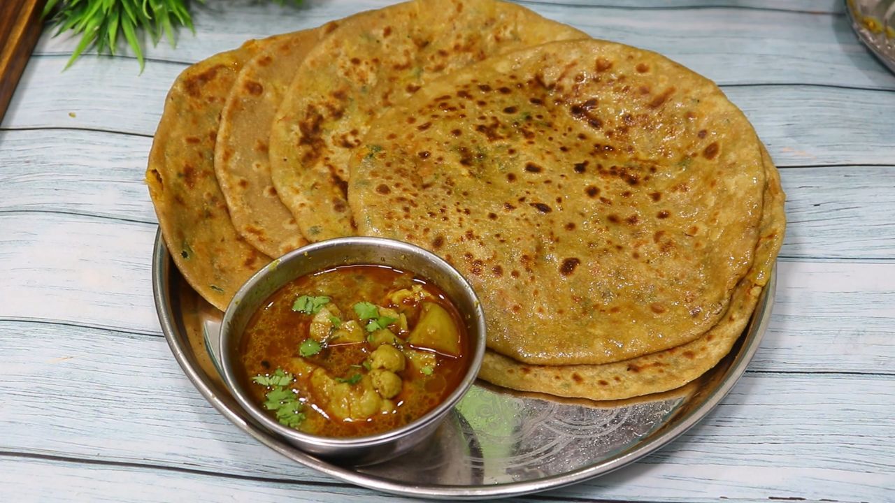 भरावन को बीच में रखकर किनारों से अच्छी तरह बंद करें। बाद में हल्के हाथ से बेलें ताकि पराठा फटे नहीं। (Img Source: Google) भरावन को बीच में रखकर किनारों से अच्छी तरह बंद करें। बाद में हल्के हाथ से बेलें ताकि पराठा फटे नहीं। (Img Source: Google)