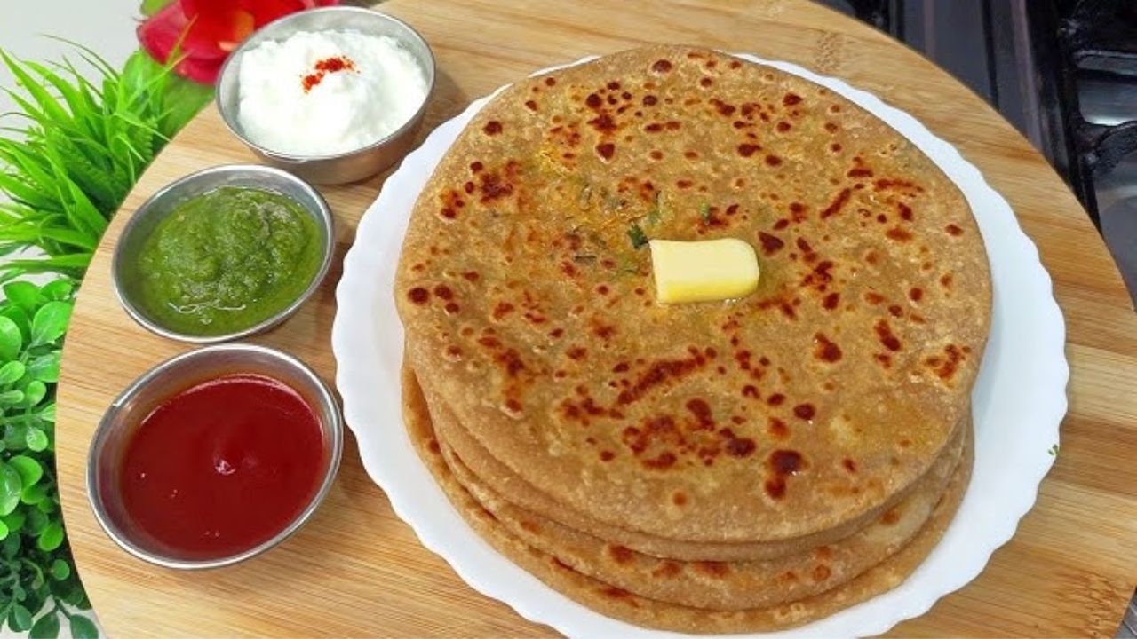 आटा न ज्यादा सख्त हो और न ज्यादा मुलायम हो। सही गूंथा हुआ आटा पराठे को मज़बूत बनाता है और भरावन बाहर नहीं आने देता। (Img Source: Google) आटा न ज्यादा सख्त हो और न ज्यादा मुलायम हो। सही गूंथा हुआ आटा पराठे को मज़बूत बनाता है और भरावन बाहर नहीं आने देता। (Img Source: Google)