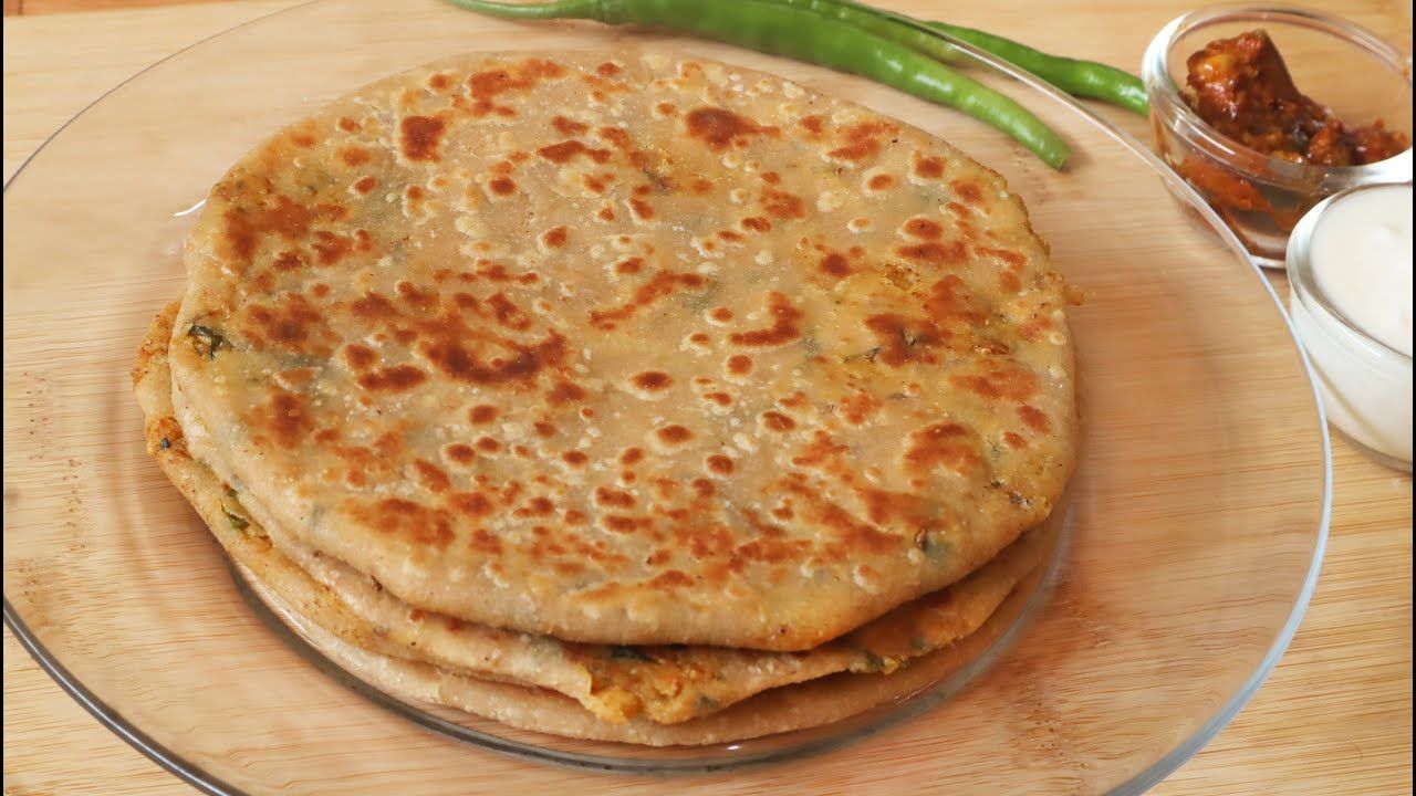 भरावन में नमक हमेशा बेलने से ठीक पहले डालें। पहले से नमक डालने पर सब्जी पानी छोड़ देती है, जिससे पराठा खराब होता है। (Img Source: Google) भरावन में नमक हमेशा बेलने से ठीक पहले डालें। पहले से नमक डालने पर सब्जी पानी छोड़ देती है, जिससे पराठा खराब होता है। (Img Source: Google)