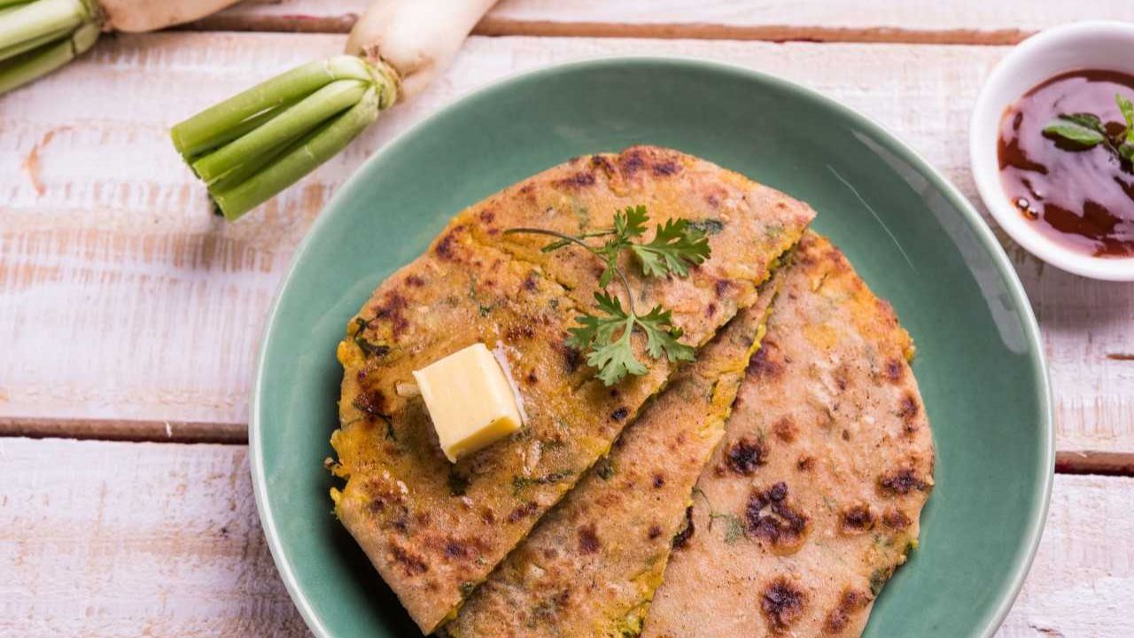 गोभी, आलू या मूली का भरावन बनाने से पहले उसका सारा पानी अच्छी तरह निचोड़ लेना बहुत जरूरी होता है। ज्यादा पानी होने से पराठा जल्दी फट जाता है। (Img Source: Google) गोभी, आलू या मूली का भरावन बनाने से पहले उसका सारा पानी अच्छी तरह निचोड़ लेना बहुत जरूरी होता है। ज्यादा पानी होने से पराठा जल्दी फट जाता है। (Img Source: Google)