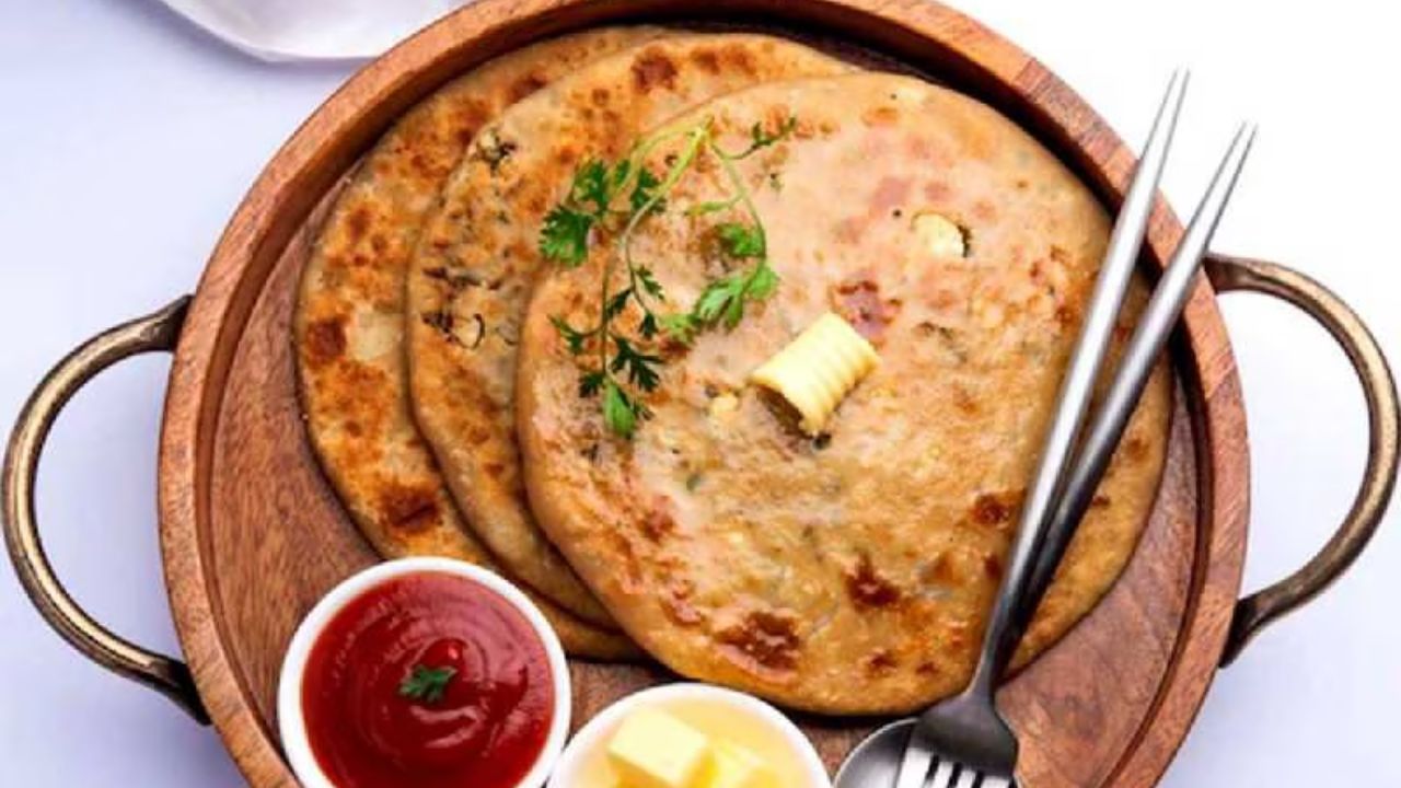 पराठा बनाना आसान लगता है, लेकिन भरावन बाहर आ जाए तो सारा मजा खराब हो जाता है। सही तरीकों को अपनाकर आप हर बार परफेक्ट पराठा बना सकते हैं। (Img Source: Google) पराठा बनाना आसान लगता है, लेकिन भरावन बाहर आ जाए तो सारा मजा खराब हो जाता है। सही तरीकों को अपनाकर आप हर बार परफेक्ट पराठा बना सकते हैं। (Img Source: Google)