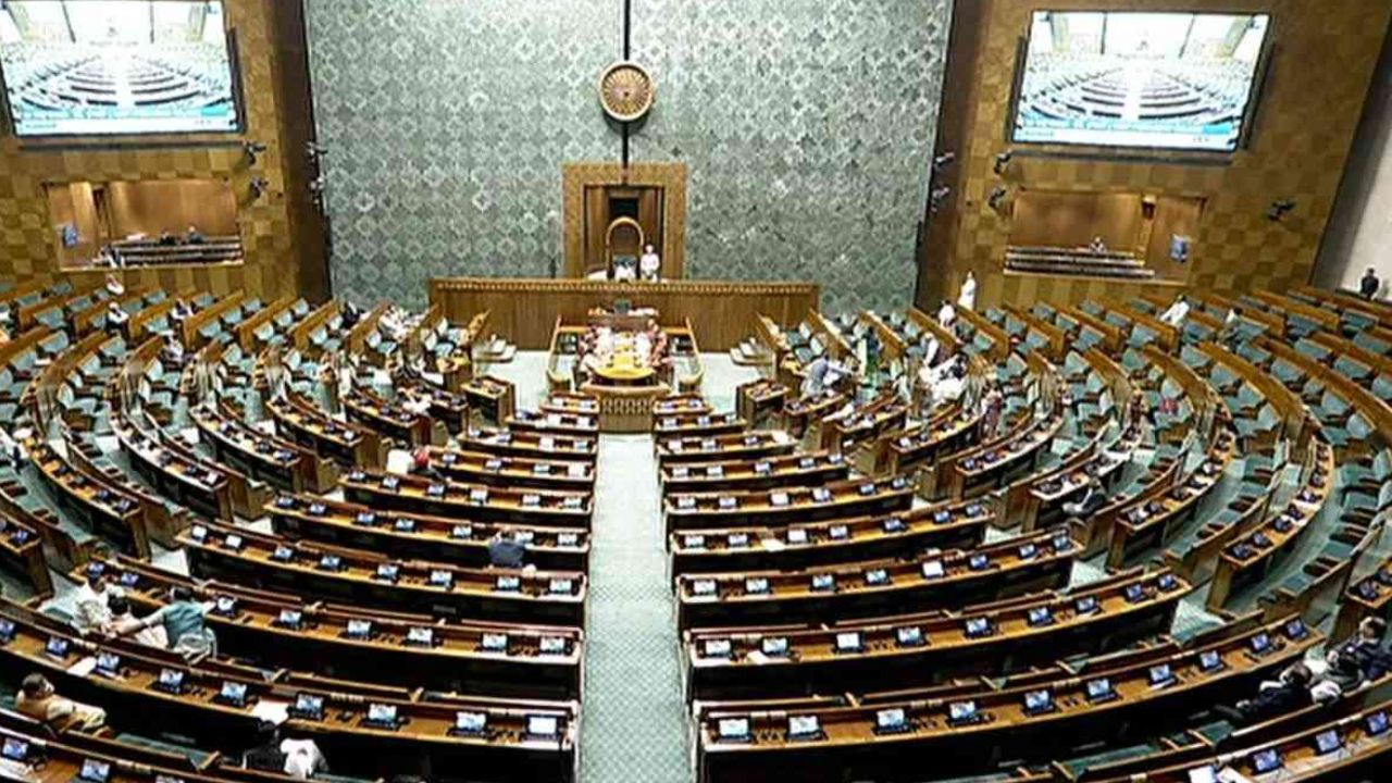 Winter Session LIVE: लोकसभा से पास हुआ ‘जी राम जी’ बिल; सदन में विपक्षी नेताओं ने फाड़ी विधेयक की कॉपियां