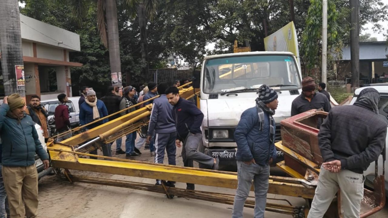 महराजगंज में स्ट्रीट लाइट मरम्मत के दौरान बड़ा हादसा, नगरपालिका वाहन का लिफ्टर टूटकर गिरा और फिर…