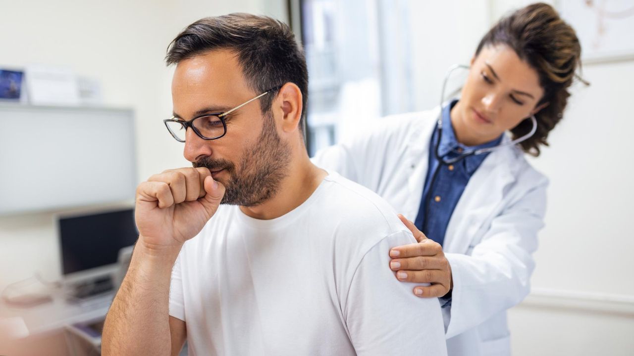 निमोनिया अब केवल सर्दियों में होने वाली बीमारी नहीं रही, यह प्रदूषण के कारण होने वाली बीमारी बन चुकी है। प्रदूषण के कारण श्वसन नलिकाओं में सूजन बढ़ती है और संक्रमण की संभावना बढ़ जाती है। (Img- Freepik) निमोनिया अब केवल सर्दियों में होने वाली बीमारी नहीं रही, यह प्रदूषण के कारण होने वाली बीमारी बन चुकी है। प्रदूषण के कारण श्वसन नलिकाओं में सूजन बढ़ती है और संक्रमण की संभावना बढ़ जाती है। (Img- Freepik)