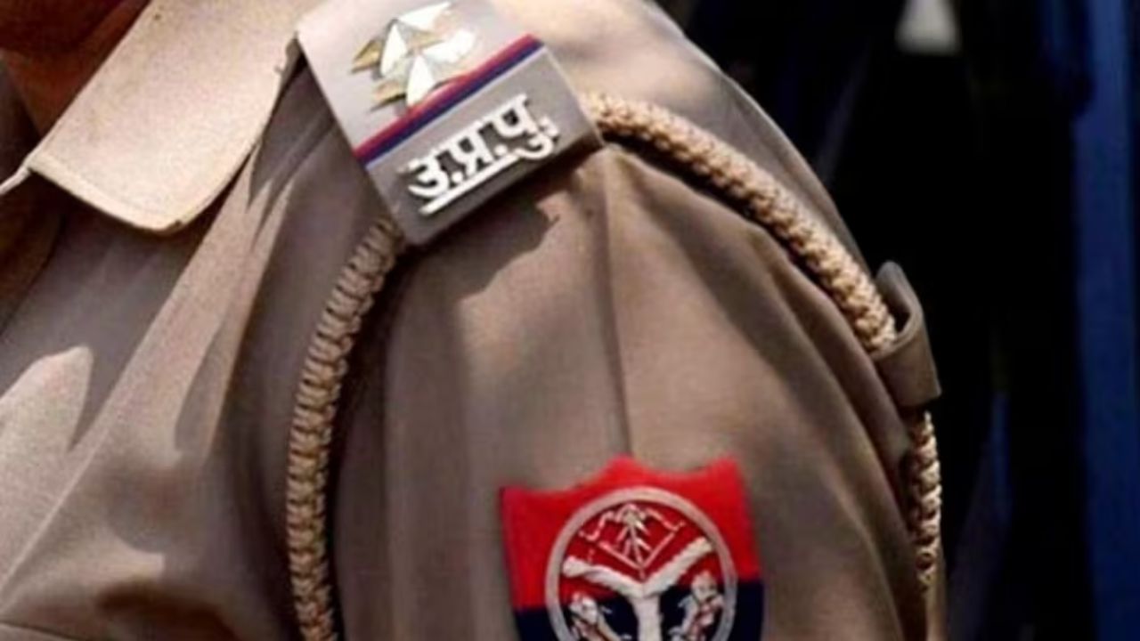 जालौन पुलिस की वर्दी पर लगे दाग को आईजी ने हटाया, जानें पूरा मामला