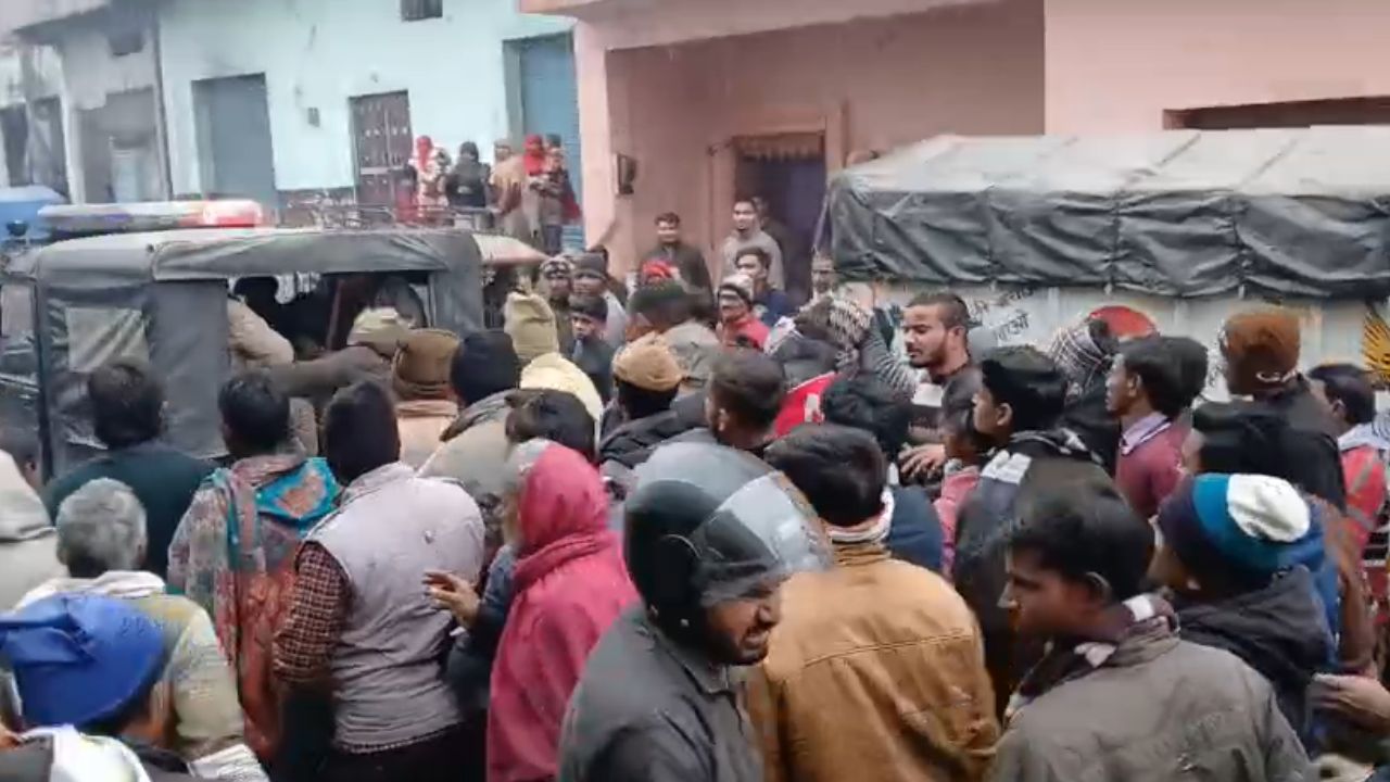 बदायूं में सर्राफा कारोबारी की दुकान में लूटपाट करके भाग रहे बदमाशों को लोगों ने पकड़ा, जानें फिर क्या हुआ?