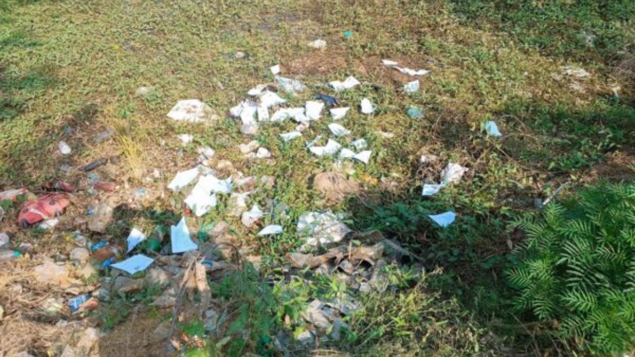 मतदाता सूची में नाम न होने पर भाई-बहन बिफरे, आंगनबाड़ी कार्यकत्री से मारपीट; फॉर्म फाड़कर तालाब में फेंके