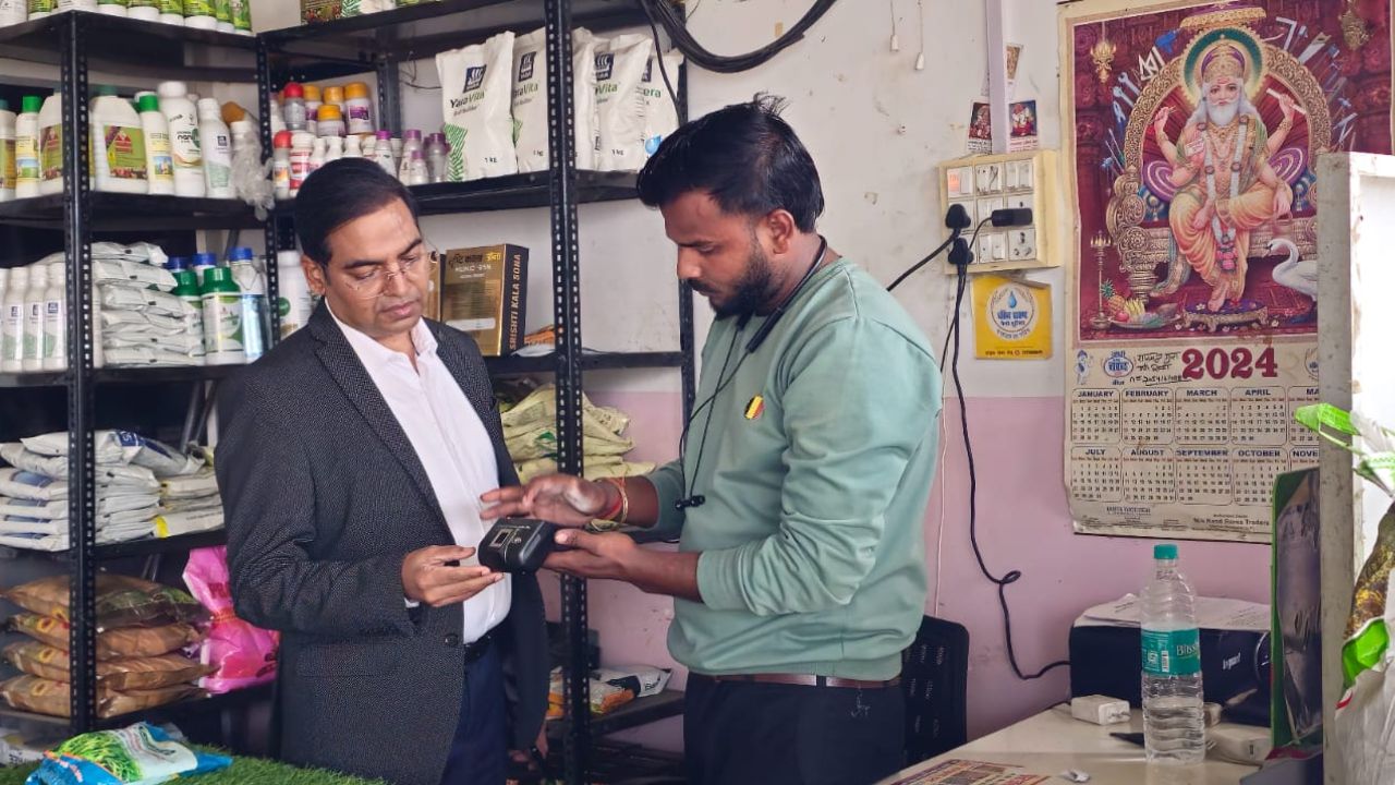 बाराबंकी में खाद की कालाबाजारी पर शिकंजा, जिले भर में ताबड़तोड़ छापे, गड़बड़ी मिलने पर एक्शन