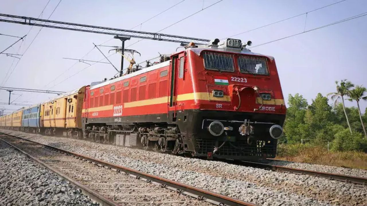 रेल मंत्रालय के अनुसार यह खास ऑफर 14 जनवरी 2026 से 14 जुलाई 2026 तक लागू रहेगा। यानी पूरे छह महीने तक यात्री इस छूट का लाभ उठा सकेंगे। रेलवे सूचना प्रणाली केंद्र (CRIS) को इस संबंध में निर्देश भेज दिए गए हैं ताकि तय तारीख से सॉफ्टवेयर सिस्टम में जरूरी बदलाव लागू हो सकें। एक बार अपडेट होने के बाद टिकट बुक करते ही छूट अपने आप लागू हो जाएगी।  (Img: Google)