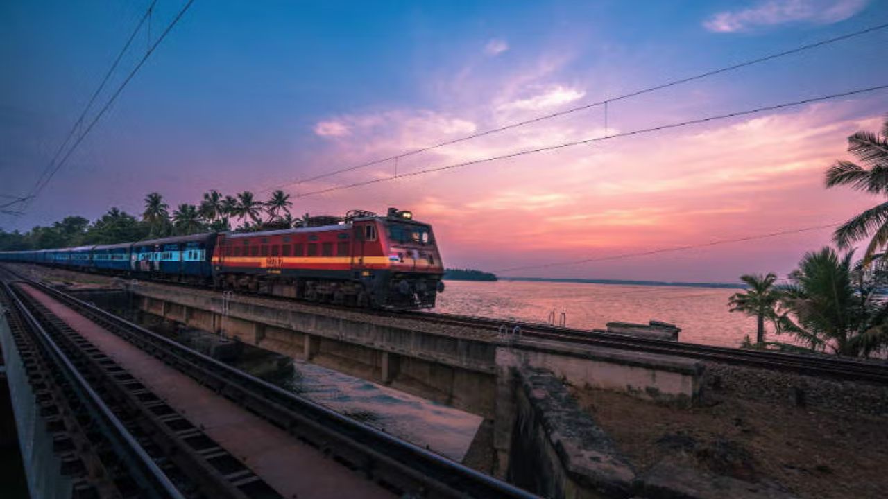 रेलवे अधिकारियों का कहना है कि इस फैसले का उद्देश्य डिजिटल लेनदेन को बढ़ावा देना और टिकट काउंटरों पर भीड़ को कम करना है। खासकर मेट्रो शहरों और उपनगरीय इलाकों में रोजाना सफर करने वाले यात्रियों को इसका बड़ा फायदा मिलेगा। डिजिटल टिकटिंग से समय की बचत होगी और यात्रियों को लंबी लाइनों में खड़े होने से छुटकारा मिलेगा।  (Img: Google)