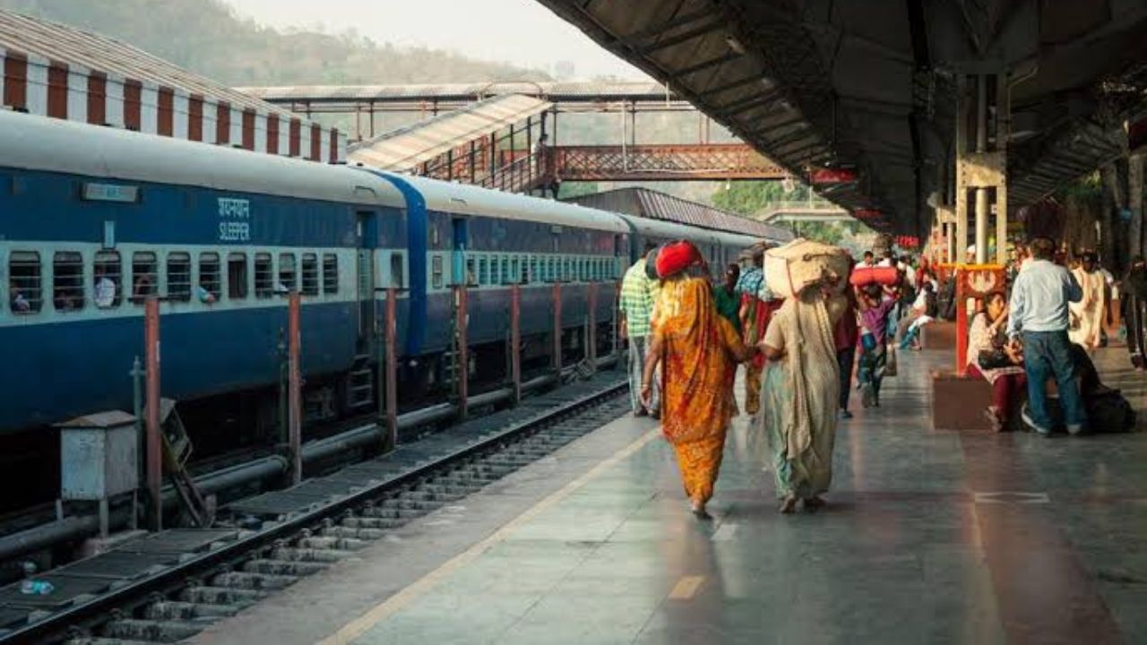 RailOne ऐप को रेलवे ने एक ऑल-इन-वन डिजिटल प्लेटफॉर्म के तौर पर विकसित किया है। इसके जरिए यात्री अनारक्षित टिकट, प्लेटफॉर्म टिकट और अन्य रेलवे सेवाओं का लाभ मोबाइल से ही ले सकते हैं। तीन प्रतिशत की छूट के साथ यह ऐप यात्रियों के लिए और भी फायदेमंद हो जाएगा। आने वाले समय में रेलवे इस तरह की और डिजिटल योजनाएं लाने की तैयारी में है।  (Img: Google)