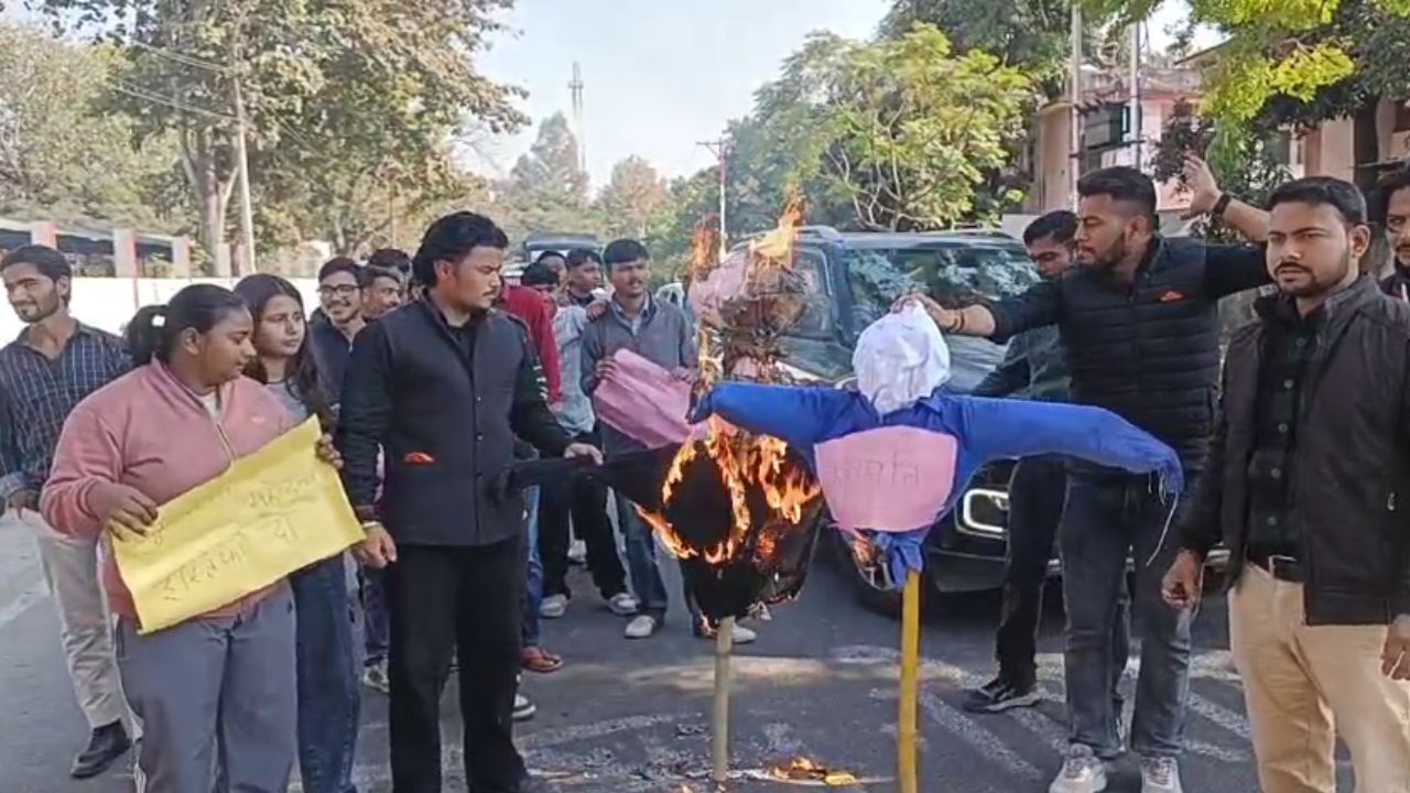 रामनगर में ABVP का जोरदार प्रदर्शन, कुलपति का पुतला दहन- परीक्षा शुल्क बढ़ोतरी पर भड़के छात्र