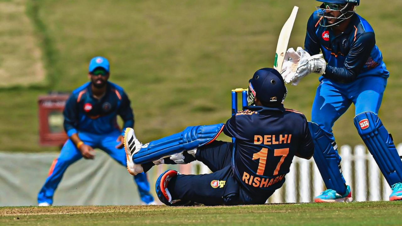 पंत और हर्ष त्यागी की साझेदारी ने दिल्ली की पारी को संभाला। पंत ने संयमित अंदाज़ में खेलते हुए टीम को मजबूत स्थिति में रखा। उन्होंने गेंदबाजों को अच्छे से टाइम दिया और रन बनाकर क्रीज़ पर टिके रहे। पंत की यह पारी दिल्ली के लिए 250 के पार स्कोर बनाने में अहम रही। (Img-X)