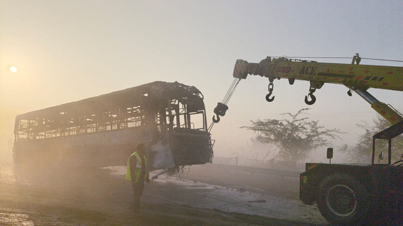 Yamuna Expressway पर मौत का तांडव: कोहरे पर सवार हुए यमराज, चंद मिनटों में 13 लाशें बिछी, 100 से ज्यादा लोग घायल