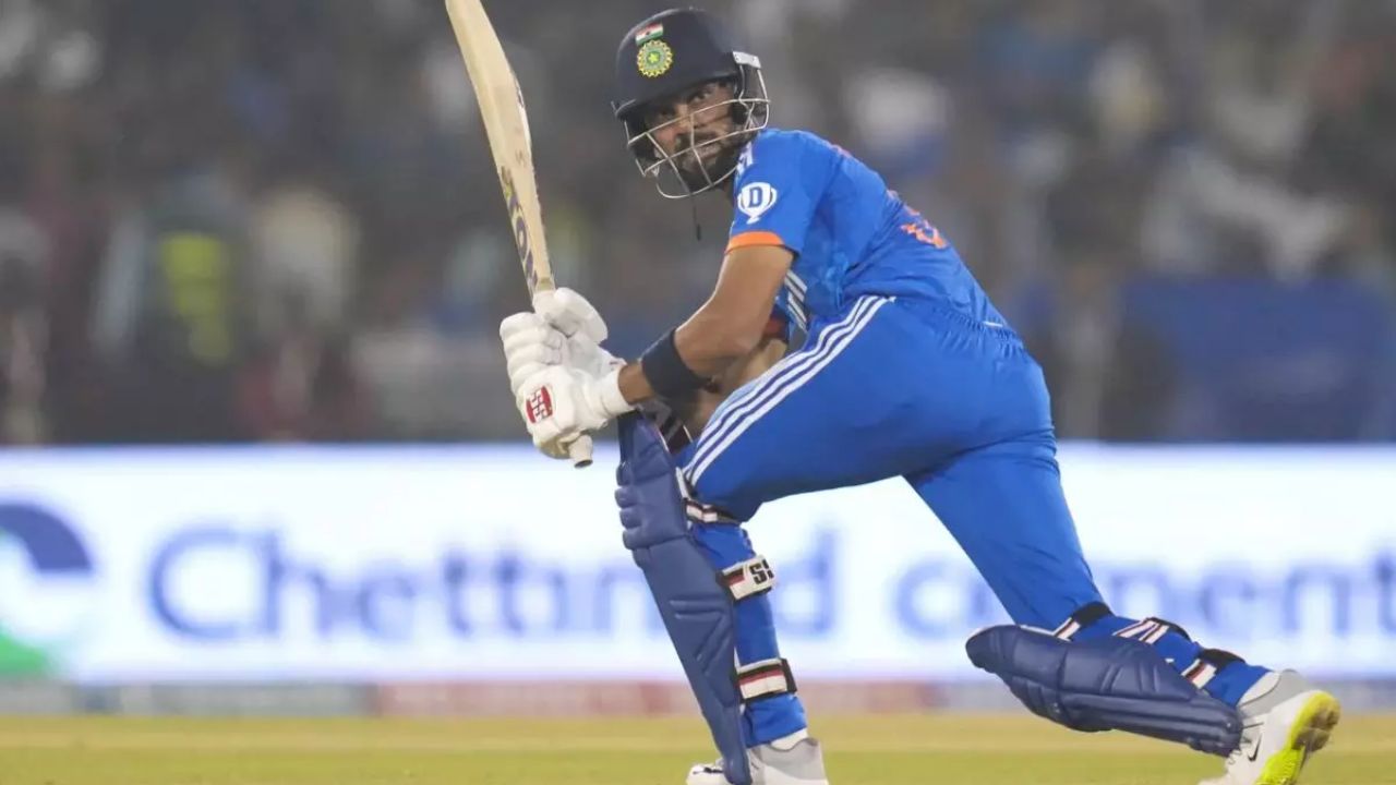 गायकवाड़ ने जिम्मेदारी भरी लेकिन आक्रामक बल्लेबाज़ी करते हुए 113 गेंदों में 124 रन की शानदार पारी खेली। इस दौरान उन्होंने 12 चौके और 3 छक्के लगाए और मैदान के चारों ओर आकर्षक शॉट्स खेले। उनकी पारी में धैर्य और आक्रमण का बेहतरीन संतुलन देखने को मिला, जिससे उत्तराखंड के गेंदबाज़ दबाव में नजर आए।