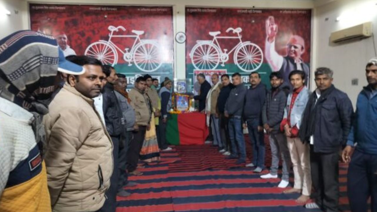 फतेहपुर: सपा ने मनाई महाराजा खेत सिंह खंगार जयंती, कार्यकर्ताओं ने दी श्रद्धांजलि