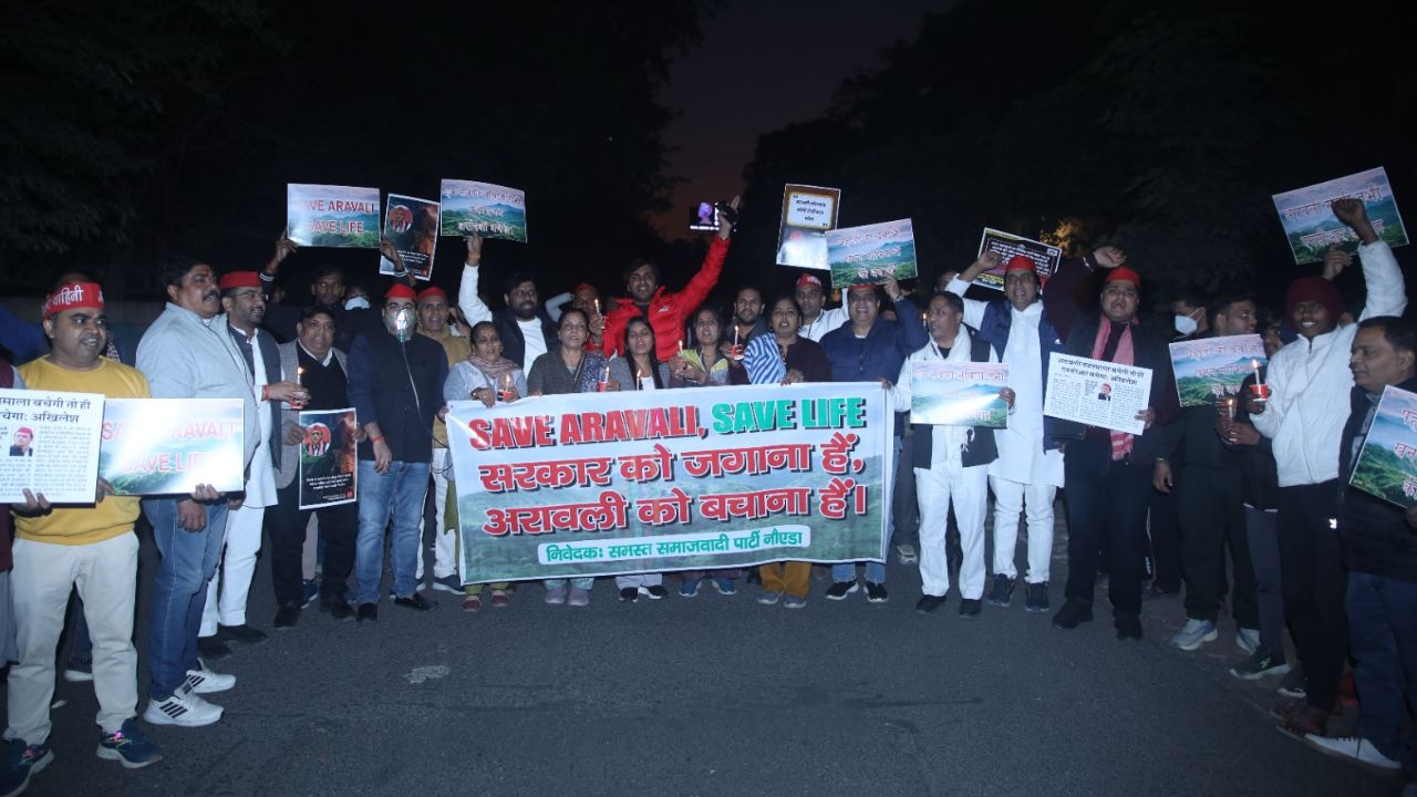 नोएडा में अरावली बचाने सड़कों पर उतरी सपा, नेता बोले- 600 पीढ़ियों का सवाल