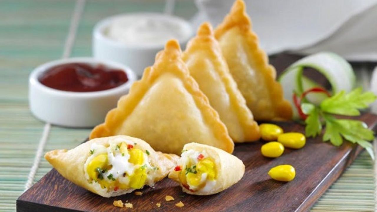 मैदा और इससे बनी चीजें जैसे समोसा, पिज्जा, ब्रेड और पास्ता डायबिटीज का बड़ा कारण बन सकती हैं। यह धीरे-धीरे शरीर में शुगर में बदल जाती हैं। (Img Source: Google) मैदा और इससे बनी चीजें जैसे समोसा, पिज्जा, ब्रेड और पास्ता डायबिटीज का बड़ा कारण बन सकती हैं। यह धीरे-धीरे शरीर में शुगर में बदल जाती हैं। (Img Source: Google)