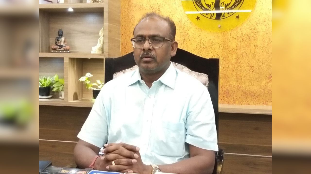 PM आवास योजना में भारी लूट: DM संतोष कुमार शर्मा ने मांगा जवाब, प्रधान को भेजा नोटिस