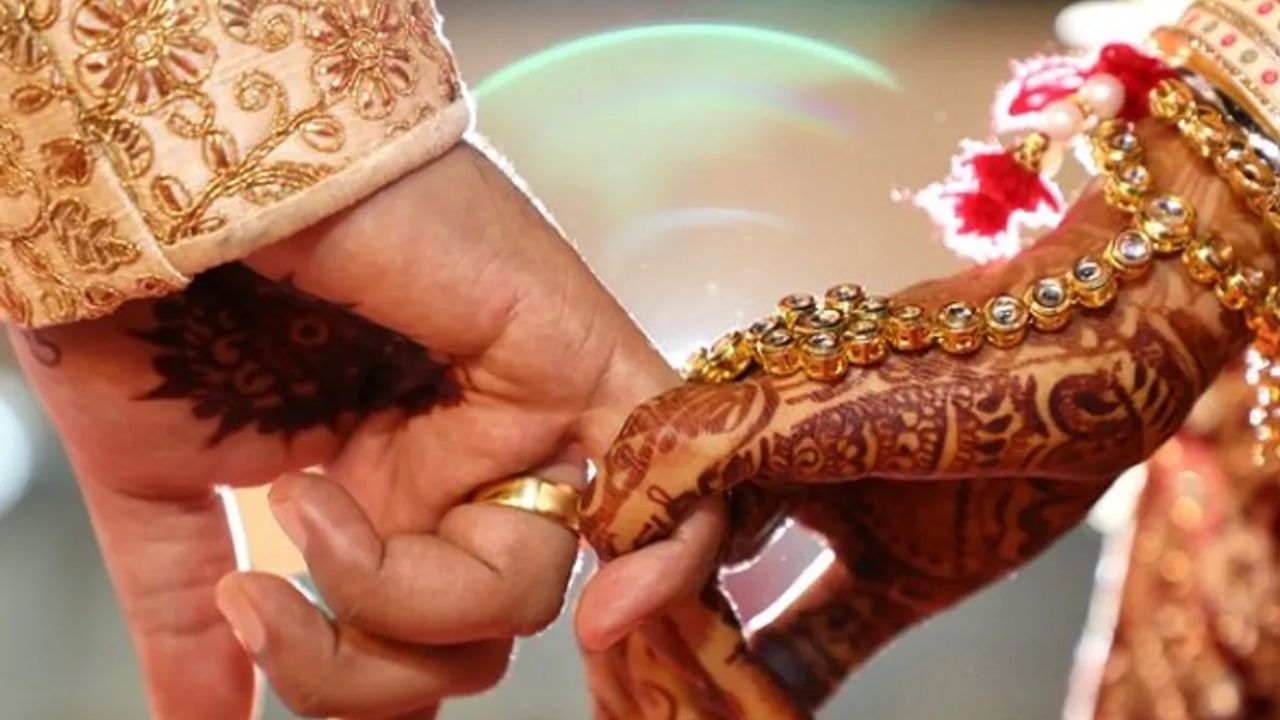 आगरा की अनोखी मोहब्बत: सोशल मीडिया, प्यार और शादी…फिर हुआ कुछ ऐसा; दोनों पहुंचे थानेदार के पास