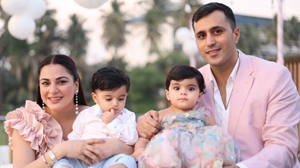 Actress Shraddha Arya with her husband and children (Instagram)