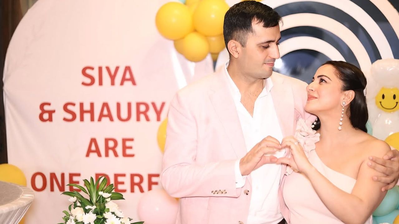 टीवी सीरियल कुंडली भाग्य में प्रीता का किरदार निभाकर लाखों दिलों में जगह बनाने वाली एक्ट्रेस श्रद्धा आर्या ने आखिरकार अपने जुड़वां बच्चों सिया और शौर्य का चेहरा दुनिया के सामने दिखा दिया। लंबे समय से फैन्स इस पल का इंतजार कर रहे थे और अब उनकी ये ख्वाहिश पूरी हो चुकी है। श्रद्धा ने 2 दिसंबर को इंस्टाग्राम पर कई खूबसूरत फैमिली तस्वीरें साझा कीं, जिन्होंने इंटरनेट पर हलचल मचा दी। (Img: Instagram)