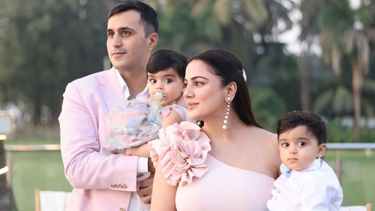 शेयर की गई तस्वीरों में सिया और शौर्य बेहद प्यारे लग रहे थे। श्रद्धा ने अपने बेटे को व्हाइट शर्ट, ब्लू ट्राउज़र और बो टाई पहनाई थी, जबकि बेटी सिया पिंक-एंड-ब्लू फ्रॉक में नजर आईं। दोनों के आउटफिट्स और मासूम चेहरे देखकर फैन्स बार-बार तस्वीरें देखने से खुद को रोक नहीं पा रहे हैं।  (Img: Instagram)